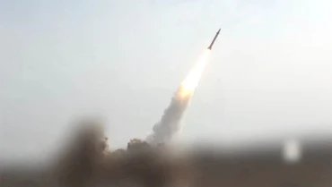 Một tên lửa do lực lượng Houthi phóng từ Yemen. (Ảnh: THX/TTXVN)