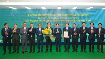Phó Thủ tướng Bùi Thanh Sơn trao quyết định của Thủ tướng Chính phủ về việc chuyển đổi tên Tập đoàn Dầu khí Việt Nam thành Tập đoàn Công nghiệp-Năng lượng quốc gia Việt Nam cho lãnh đạo Petrovietnam.
