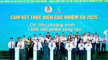 Các đại biểu thực hiện nghi thức phát động Tháng công nhân, Tháng hành động an toàn vệ sinh lao động năm 2025 (sự kiện mở đầu chuỗi các hoạt động chào mừng kỷ niệm 50 năm thành lập Petrovietnam).