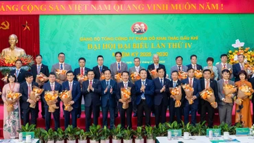 Lãnh đạo Petrovietnam chụp ảnh cùng Ban chấp hành Đảng bộ Tổng công ty Thăm dò khai thác dầu khí nhiệm kỳ 2025-2030.