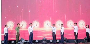 Lãnh đạo tỉnh Vĩnh Phúc thực hiện nghi thức phát động phong trào thi đua.
