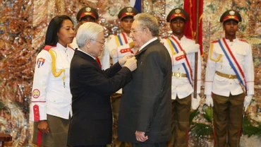 Tổng Bí thư Nguyễn Phú Trọng trao Huân chương Sao Vàng tặng đồng chí Raun Caxtơrô, Bí thư thứ nhất Ban Chấp hành Trung ương Đảng Cộng sản Cuba, Chủ tịch Hội đồng Nhà nước và Hội đồng Bộ trưởng Cuba, La Habana, ngày 29/3/2018. (Ảnh: TTXVN)
