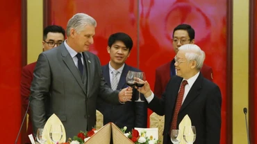 Tổng Bí thư, Chủ tịch nước Nguyễn Phú Trọng với Chủ tịch Hội đồng Nhà nước và Hội đồng Bộ trưởng Cuba Mighen Điát Canen tại tiệc chiêu đãi. (Ảnh: TTXVN)