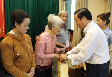 Phó Thủ tướng Trần Hồng Hà tặng quà Tết cho người dân.
