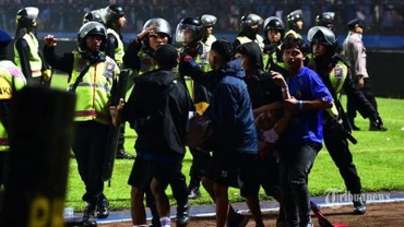 Các nạn nhân trong vụ bạo loạn được chuyển ra khỏi sân Kanjuruhan. (Ảnh: Tribunnews)