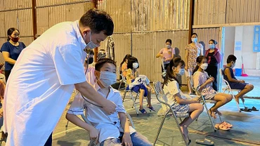 Kiểm tra sức khỏe cho học sinh trước khi tiêm vaccine.
