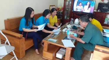 Cán bộ Bảo hiểm xã hội tỉnh Thái Nguyên đến tận hộ gia đình vận động người lao động tiếp tục tham gia Bảo hiểm xã hội sau khi mất việc làm.