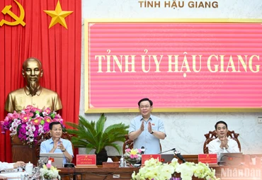 Chủ tịch Quốc hội Vương Đình Huệ chủ trì buổi làm việc với Ban Thường vụ Tỉnh ủy Hậu Giang.