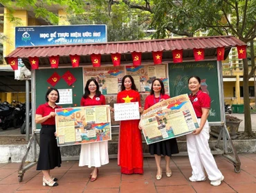 Phụ san báo Nhân Dân trên bảng tin Trường THPT Kim Ngọc.