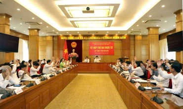 Đại biểu Hội đồng nhân dân tỉnh Vĩnh Phúc biểu quyết tán thành chủ trương sắp xếp đơn vị hành chính cấp xã.
