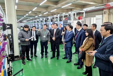 Đoàn công tác tỉnh Vĩnh Phúc tham quan dây chuyền sản xuất tại Công ty JAHWA Hàn Quốc.