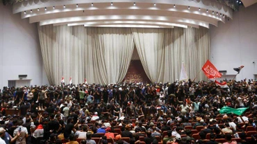 Hàng trăm người biểu tình xông vào tòa nhà Quốc hội Iraq, ngày 30/7. (Ảnh: Reuters)