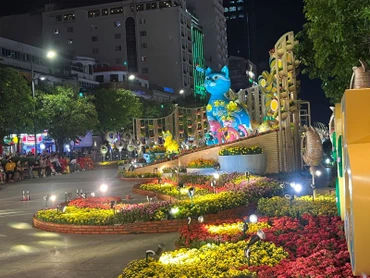 Cổng chào Đường hoa Nguyễn Huệ Quý Mão 2023.