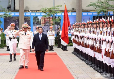 Thủ tướng Phạm Minh Chính duyệt đội, danh dự.