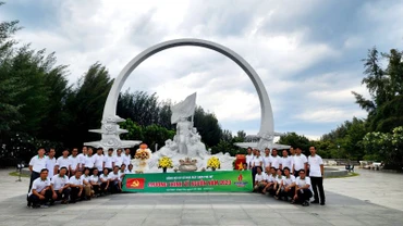 Cán bộ, nhân viên Nhà máy dâng hương và đặt vòng hoa tại Đài tưởng niệm chiến sĩ Gạc Ma.