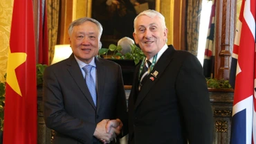 Phó Thủ tướng Thường trực Nguyễn Hòa Bình và Chủ tịch Hạ viện Anh Lindsay Hoyle. Ảnh: Bộ Ngoại giao