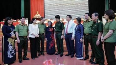 Các đại biểu dự hội thảo trao đổi về kinh nghiệm, tầm vóc Chiến thắng lịch sử Điện Biên Phủ.