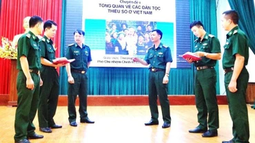 Giáo viên trao đổi kinh nghiệm cho học viên về công tác tuyên truyền vận động nhân dân trong vùng đồng bào dân tộc thiểu số ở Đắk Lắk.
