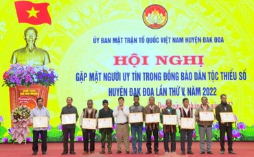 Lãnh đạo huyện Đắk Đoa tặng giấy khen cho 12 cá nhân người có uy tín tiêu biểu.