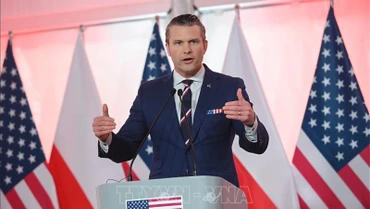 Bộ trưởng Quốc phòng Mỹ Pete Hegseth phát biểu trong cuộc họp báo tại Ba Lan, ngày 14/2/2025. (Ảnh: PAP/TTXVN)
