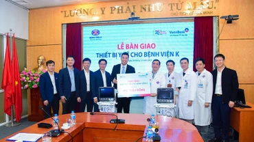 Ông Dương Văn Quân - Giám đốc VietinBank thành phố Hà Nội trao biểu trưng bàn giao thiết bị y tế cho Bệnh viện K.