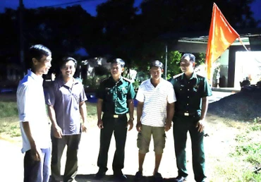 Cán bộ, chiến sĩ Đồn Biên phòng Ea H’leo (Bộ đội Biên phòng tỉnh Đắk Lắk) vận động quần chúng ở xã biên giới Ia Lốp, huyện Ea Súp. 