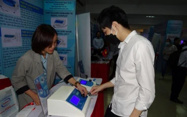 Khách tham quan Techmart chăm sóc sức khỏe cộng đồng năm 2022.