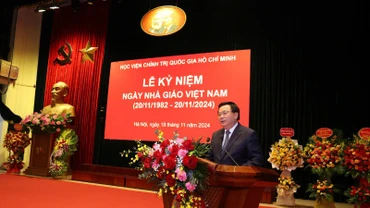 Đồng chí Nguyễn Xuân Thắng phát biểu tại buổi lễ kỷ niệm 42 năm Ngày Nhà giáo Việt Nam tại Học viện Chính trị quốc gia Hồ Chí Minh.