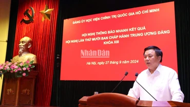 Đồng chí Nguyễn Xuân Thắng, Ủy viên Bộ Chính trị, Giám đốc Học viện, Chủ tịch Hội đồng Lý luận Trung ương, Thường trực Tiểu ban Văn kiện Đại hội XIV của Đảng báo cáo nhanh kết quả Hội nghị Trung ương10, khóa XIII .