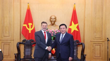 Đồng chí Nguyễn Xuân Thắng, Ủy viên Bộ Chính trị, Giám đốc Học viện Chính trị quốc gia Hồ Chí Minh, Chủ tịch Hội đồng Lý luận Trung ương và ngài Andrew Goldzinowski, Đại sứ Đặc mệnh toàn quyền Australia tại Việt Nam.