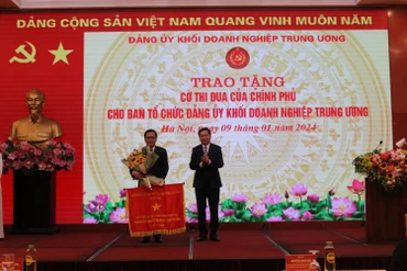 Ban Tổ chức Đảng ủy Khối Doanh nghiệp Trung ương đón nhận Cờ thi đua của Thủ tướng Chính phủ.