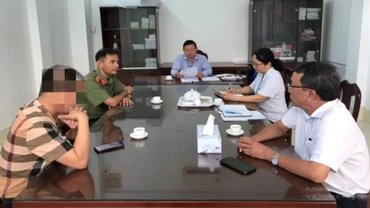 Thanh tra Sở Thông tin và Truyền thông thành phố Cần Thơ công bố quyết định xử phạt tạp chí.