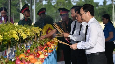Đại biểu dự buổi lễ thắp hương tri ân các liệt sĩ.