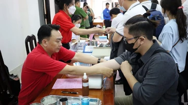 Nhân viên Viện Huyết học – Truyền máu Trung ương tiếp nhận máu từ người hiến máu.