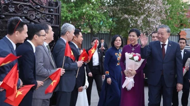 Tổng Bí thư Tô Lâm và Phu nhân đến thăm Đại sứ quán Việt Nam tại Kazakhstan. (Ảnh: Thống Nhất/TTXVN)