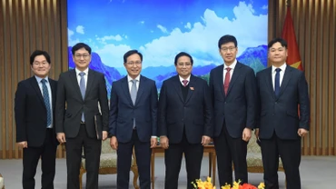 Thủ tướng Phạm Minh Chính và Tổng giám đốc Samsung Việt Nam Choi Joo Ho chuẩn bị kết thúc nhiệm kỳ và ông Na Ki Hong - người kế nhiệm. (Ảnh: TRẦN HẢI)