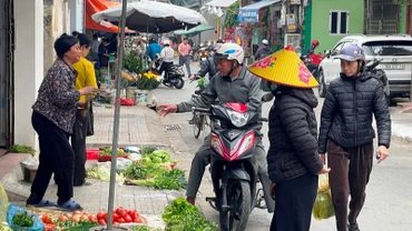 Hoạt động mua bán tại chợ dân sinh (trong ảnh: Chợ Kênh, thành phố Nam Định, tỉnh Nam Định) đã trở lại bình thường trong ngày mồng 4 Tết.