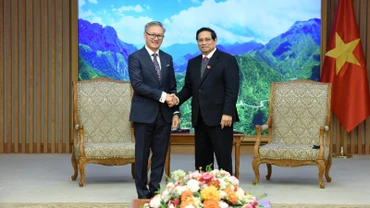 Thủ tướng Phạm Minh Chính và Bộ trưởng Ngoại giao Lào Thongsavanh Phomvihane (Ảnh: TRẦN HẢI).