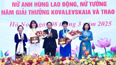Thủ tướng Phạm Minh Chính trao Giải thưởng Kovalevskaia năm 2024 tặng PGS, TS Nguyễn Minh Tân và PGS, TS Đặng Thị Mỹ Dung. (Ảnh: TRẦN HẢI)