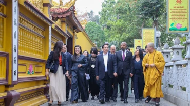 Thủ tướng Phạm Minh Chính giới thiệu với Thủ tướng Ethiopia và Phu nhân về chùa Trấn Quốc. (Ảnh: VGP/Nhật Bắc)