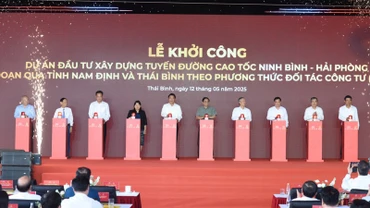 Thủ tướng Phạm Minh Chính và các đồng chí lãnh đạo, đại biểu thực hiện nghi thức khởi công. (Ảnh: TRẦN HẢI)