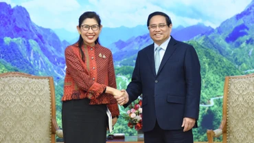 Thủ tướng Phạm Minh Chính và Đại sứ Thái Lan tại Việt Nam Urawadee Sriphiromya. (Ảnh: TRẦN HẢI)