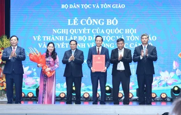 Thủ tướng Phạm Minh Chính trao Nghị quyết của Quốc hội cho tập thể lãnh đạo Bộ Dân tộc và Tôn giáo. (Ảnh: TRÂN HẢI)
