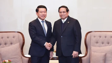 Thủ tướng Chính phủ Phạm Minh Chính và Phó Thủ tướng Chính phủ Lào Saleumxay Kommasith. (Ảnh: TRẦN HẢI)