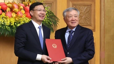 Phó Thủ tướng Thường trực Chính phủ Nguyễn Hòa Bình trao Quyết định bổ nhiệm chức vụ Phó Chủ nhiệm Văn phòng Chính phủ cho ông Phạm Mạnh Cường. (Ảnh: VGP/Nguyễn Hoàng)