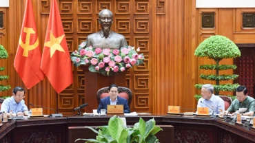 Thủ tướng Phạm Minh Chính chủ trì cuộc họp của Thường trực Chính phủ về phát triển trung tâm tài chính quốc tế (Ảnh: TRẦN HẢI). 