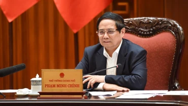 Thủ tướng Phạm Minh Chính chủ trì cuộc họp của Thường trực Chính phủ với các bộ, ngành về ứng phó với chính sách thuế quan mới của Hoa Kỳ. (Ảnh: TRẦN HẢI). 