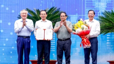 Thủ tướng Phạm Minh Chính và Phó Thủ tướng Thường trực Chính phủ Nguyễn Hòa Bình chúc mừng lãnh đạo Thành phố Hồ Chí Minh nhận Quyết định của Thủ tướng Chính phủ phê duyệt Quy hoạch Thành phố (Ảnh: THANH GIANG). 