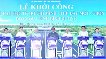 Thủ tướng Phạm Minh Chính và các đồng chí lãnh đạo, nguyên lãnh đạo thực hiện nghi thức khởi công dự án. (Ảnh: THANH GIANG)