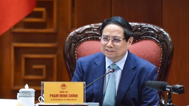 Bí thư Đảng ủy Chính phủ, Thủ tướng Chính phủ Phạm Minh Chính phát biểu ý kiến tại cuộc họp. (Ảnh: TRẦN HẢI)